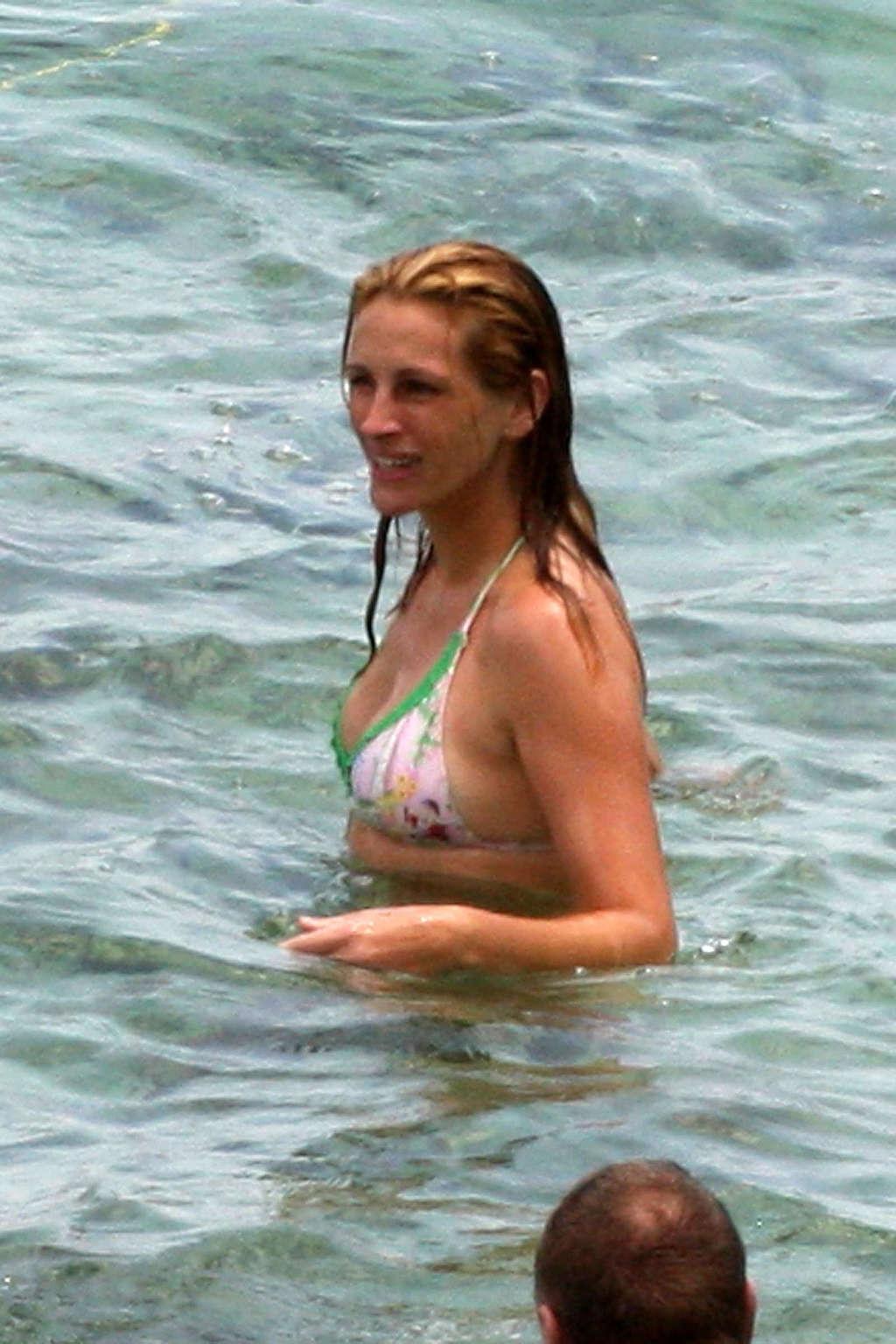 16P Julia Roberts exposing her tits in wet see thru shirt on film set