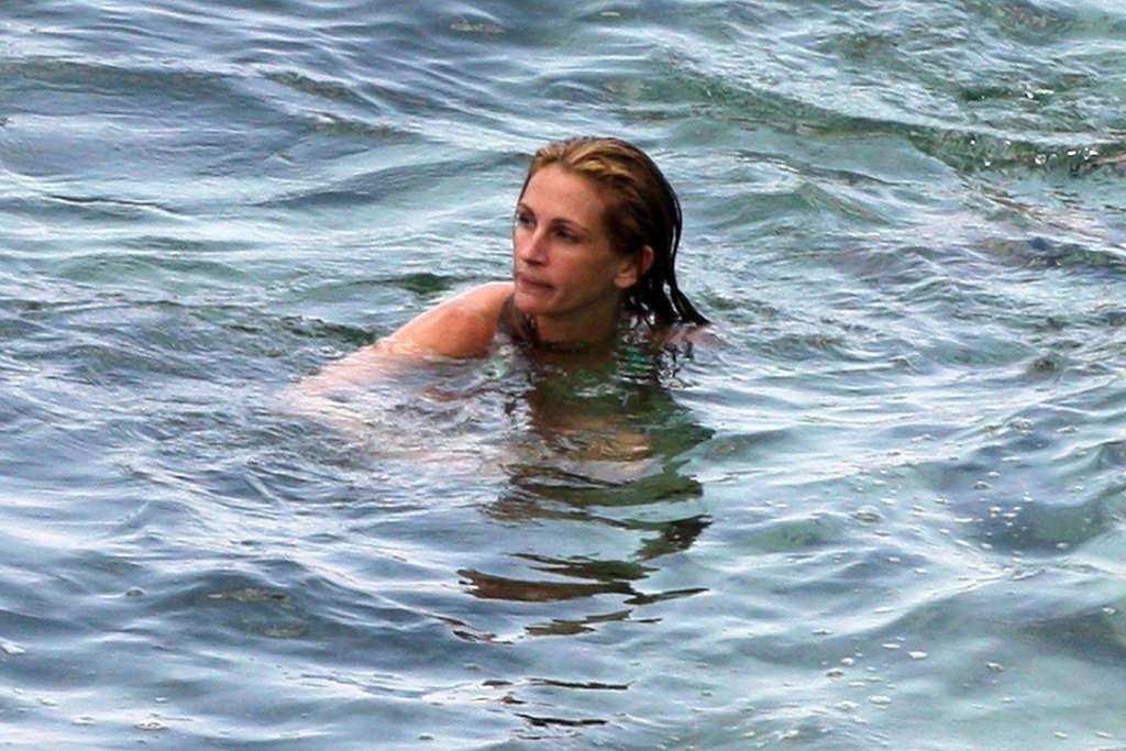 16P Julia Roberts exposing her tits in wet see thru shirt on film set