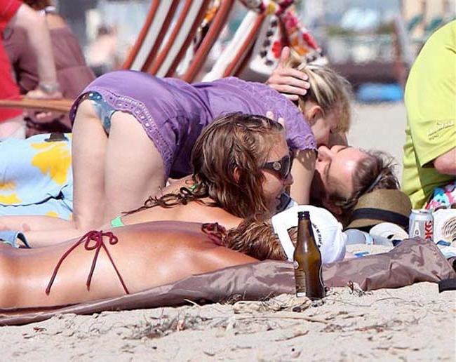 16P Kristen Bell upskirt of her ass in short skirt