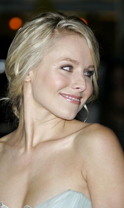 16P Kristen Bell upskirt of her ass in short skirt