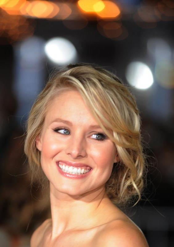 16P Kristen Bell upskirt of her ass in short skirt