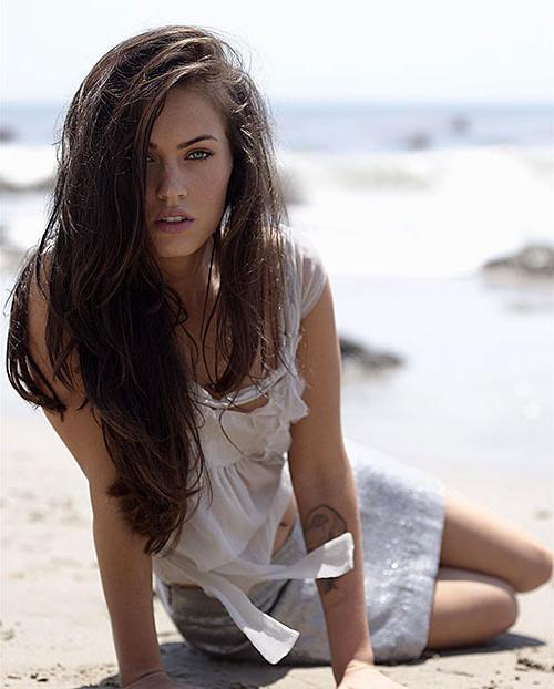 10P Megan Fox expoisng her nice big tits on movie set and posing nude in bed