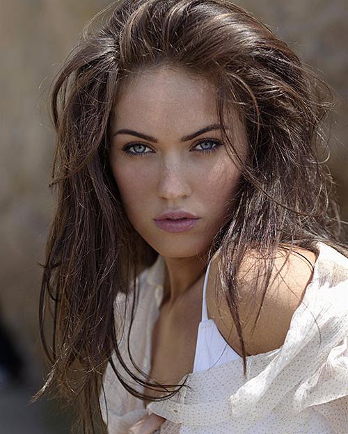 10P Megan Fox expoisng her nice big tits on movie set and posing nude in bed