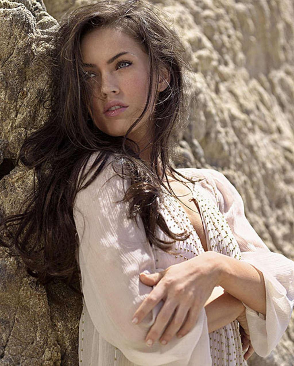 10P Megan Fox expoisng her nice big tits on movie set and posing nude in bed