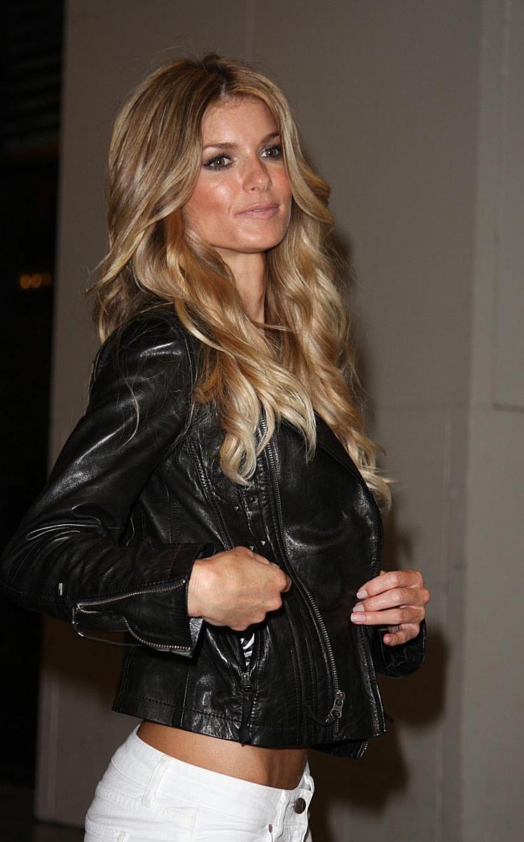 15P Marisa Miller showing her amazing nude boobs