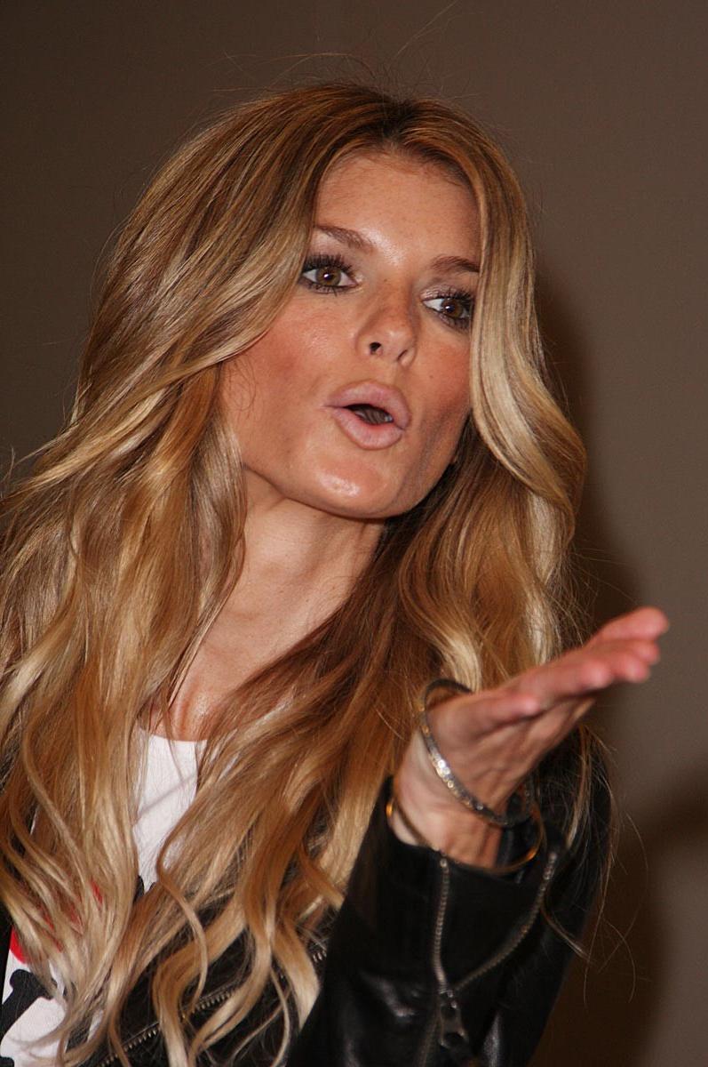 15P Marisa Miller showing her amazing nude boobs