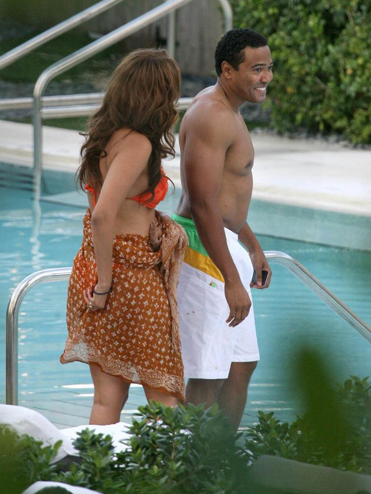 15P Tyra Banks butt is looking awesome in bikini