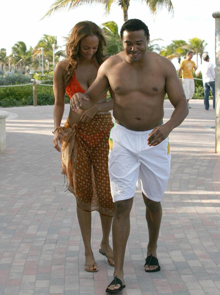 15P Tyra Banks butt is looking awesome in bikini