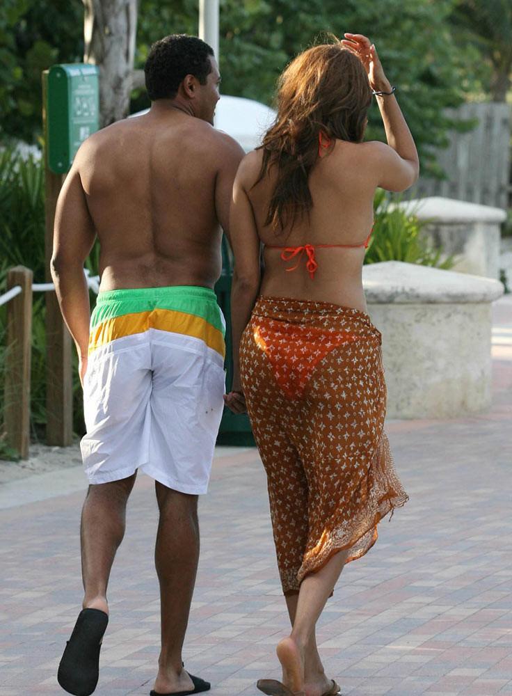 15P Tyra Banks butt is looking awesome in bikini