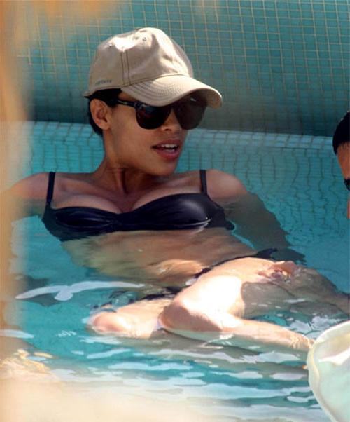 11P Rosario Dawson exposing her nice big tits in nude movie caps