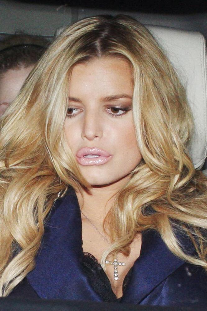 15P Jessica Simpson hard nipples in black shirt