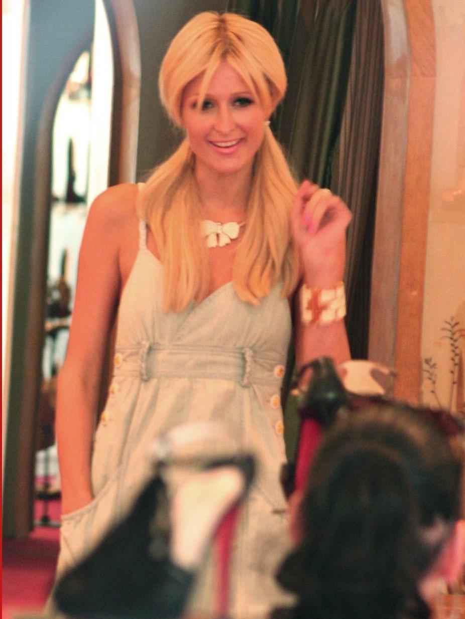 15P Paris Hilton upskirt of her lovely shaved pussy