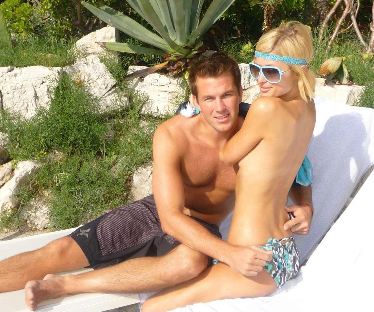 15P Paris Hilton upskirt of her lovely shaved pussy