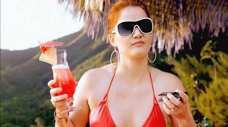 15P Rachel Kimsey looking very sexy in bikini in some movie caps