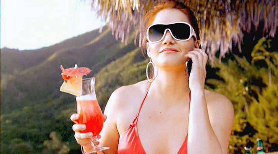 15P Rachel Kimsey looking very sexy in bikini in some movie caps