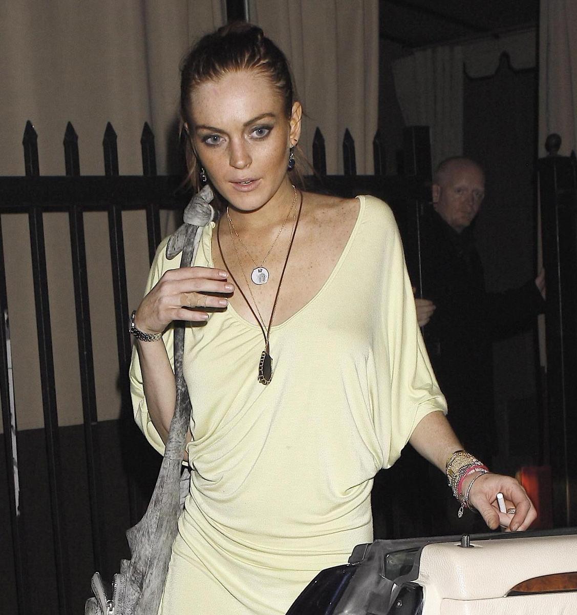 15P Lindsay Lohan flashing upskirt pussy and bare ass