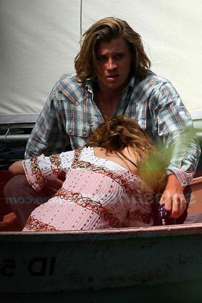 15P Lindsay Lohan flashing upskirt pussy and bare ass