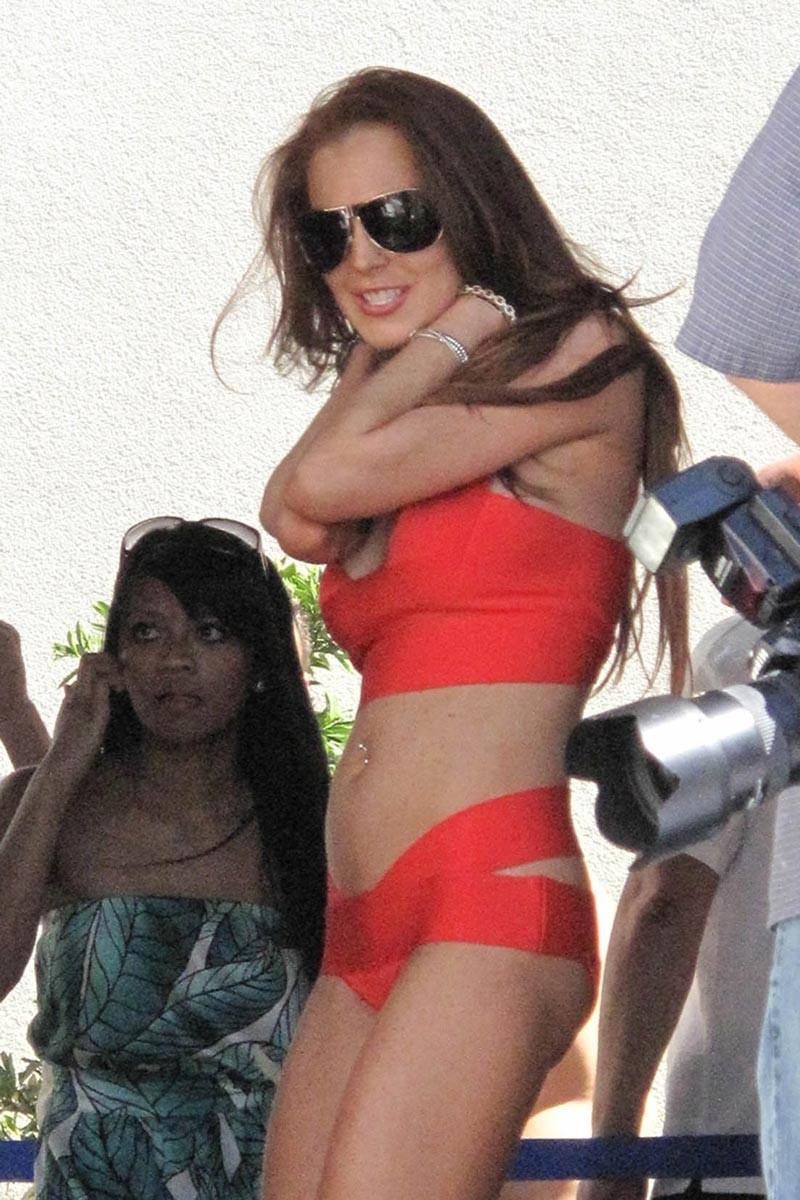 15P Lindsay Lohan flashing upskirt pussy and bare ass