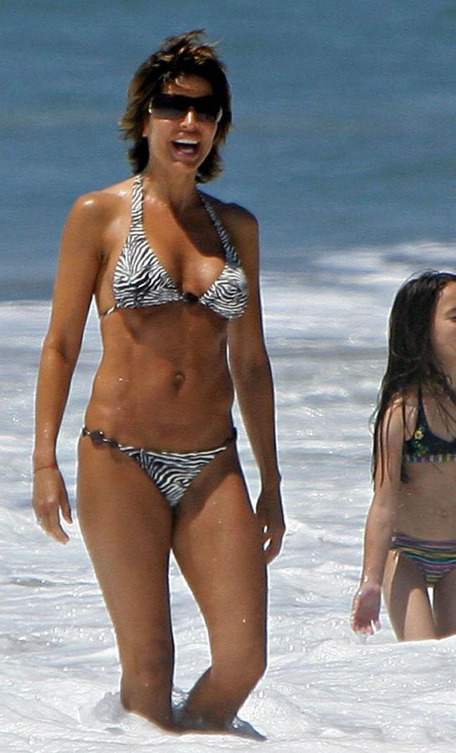 15P Lisa Rinna posing and showing sexiest nude body