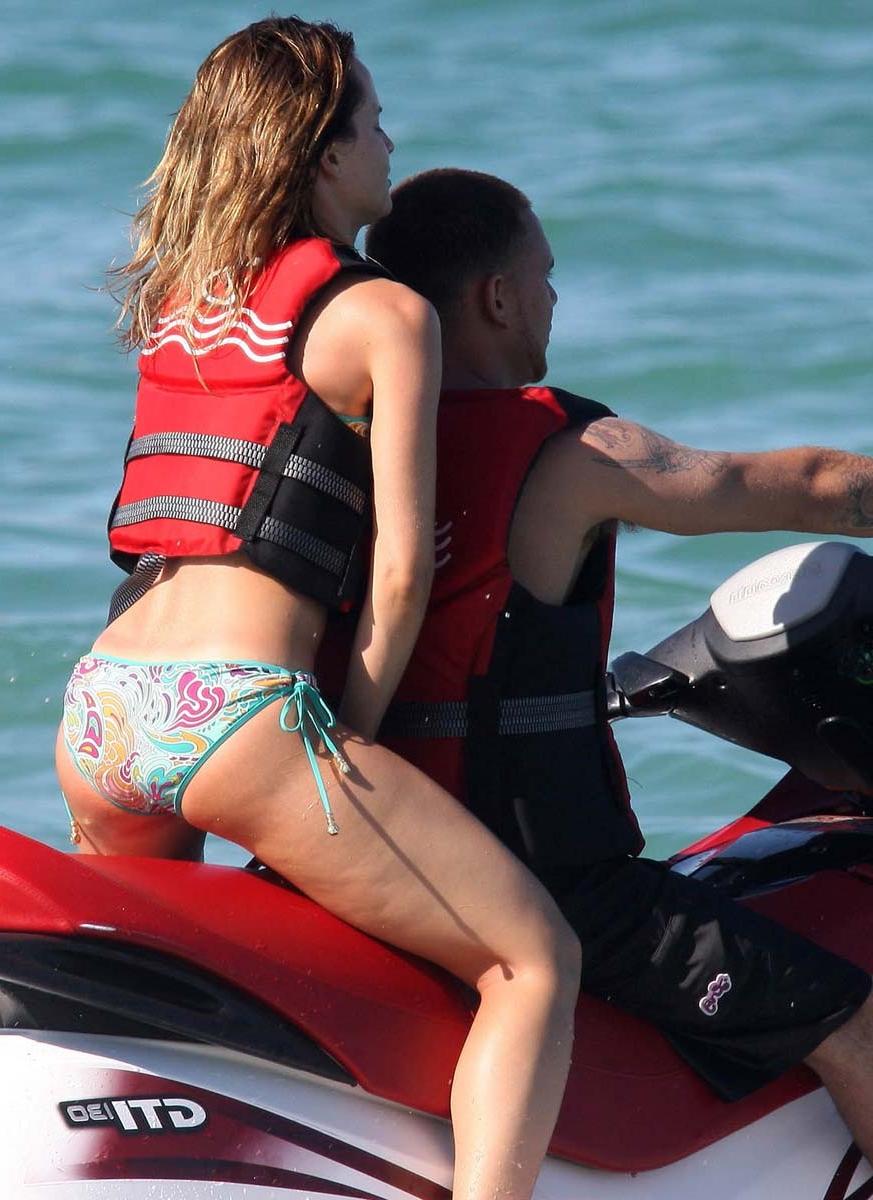 15P Mena Suvari ass in thongs and nude tits in movie