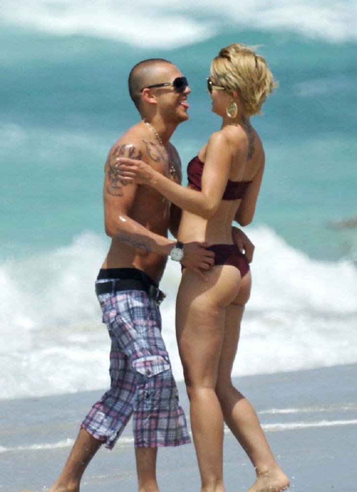 15P Mena Suvari ass in thongs and nude tits in movie