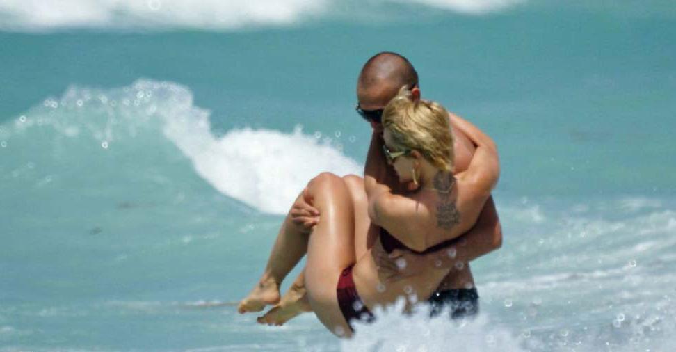 15P Mena Suvari ass in thongs and nude tits in movie