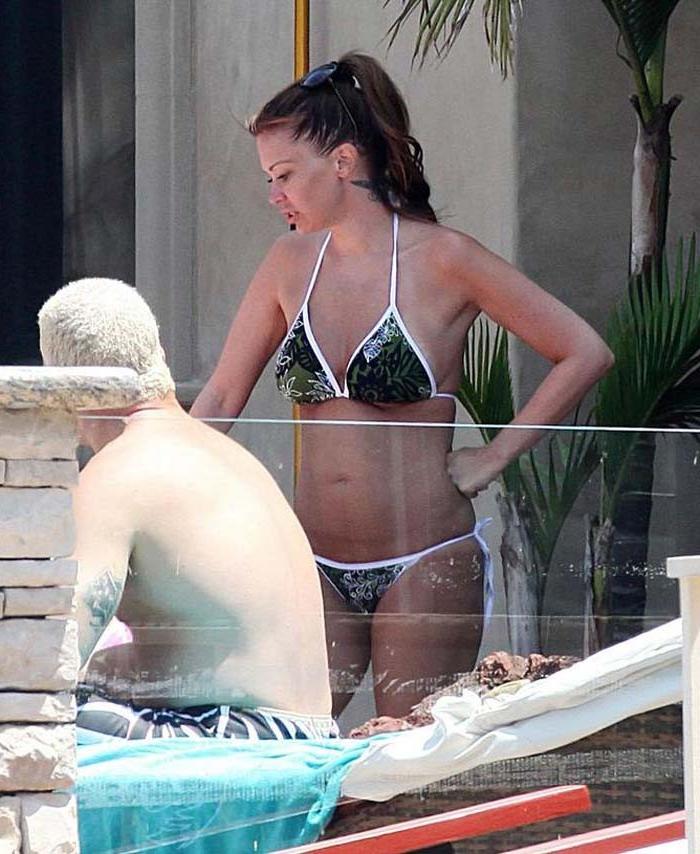 15P Jenna Jameson nude on beach with sand on her ass