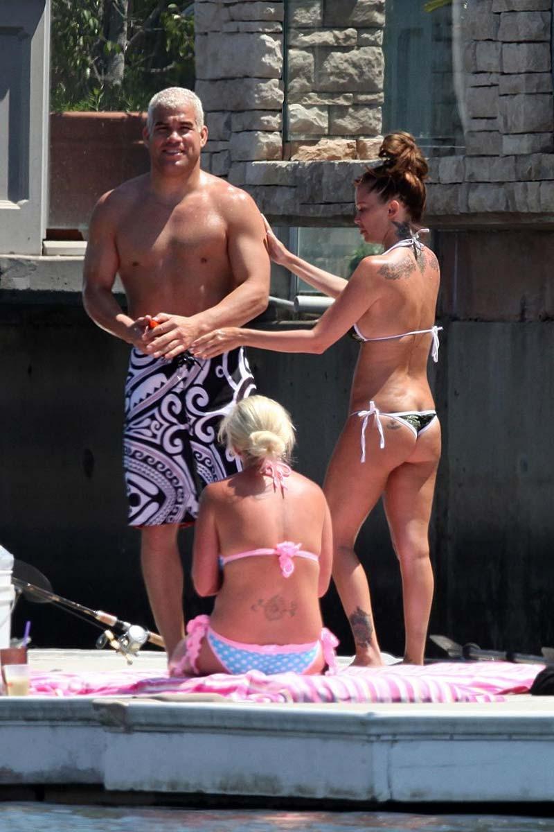 15P Jenna Jameson nude on beach with sand on her ass