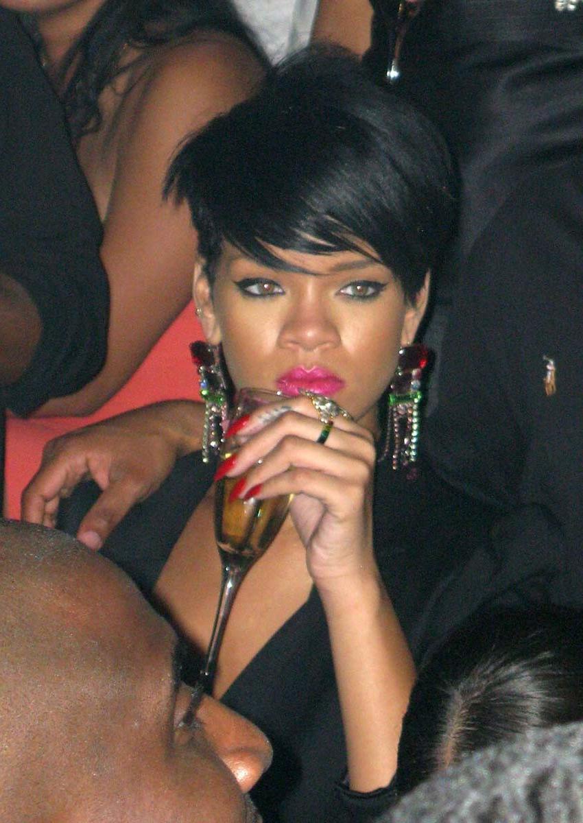 16P Rihanna cover her nude ebony tits with plaster