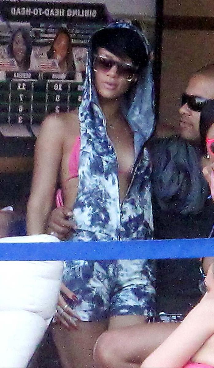 16P Rihanna cover her nude ebony tits with plaster