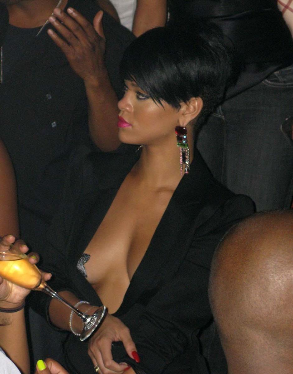 16P Rihanna cover her nude ebony tits with plaster