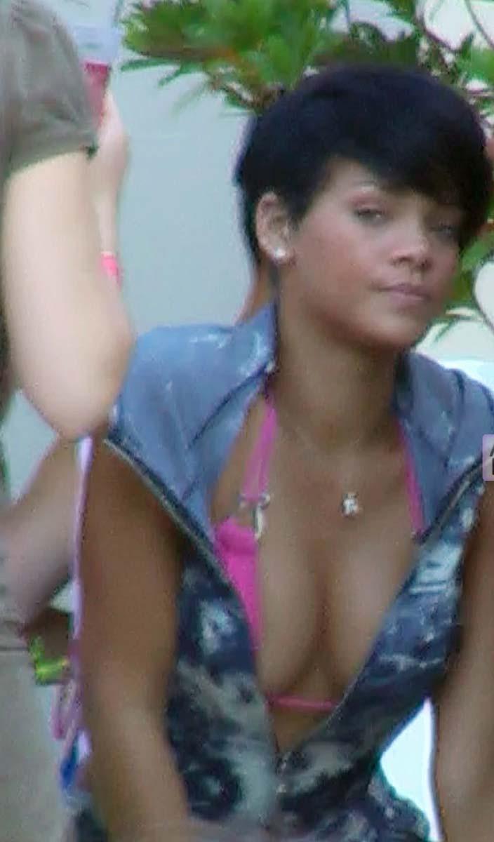 16P Rihanna cover her nude ebony tits with plaster