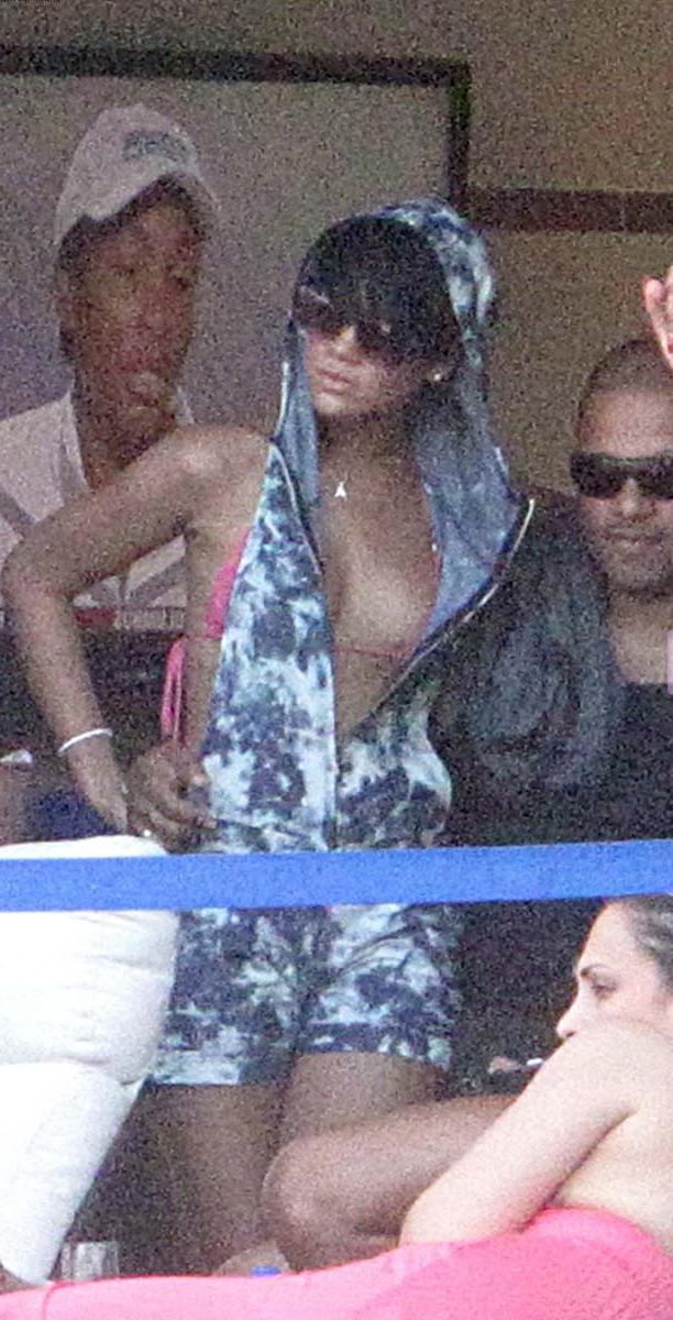 16P Rihanna cover her nude ebony tits with plaster