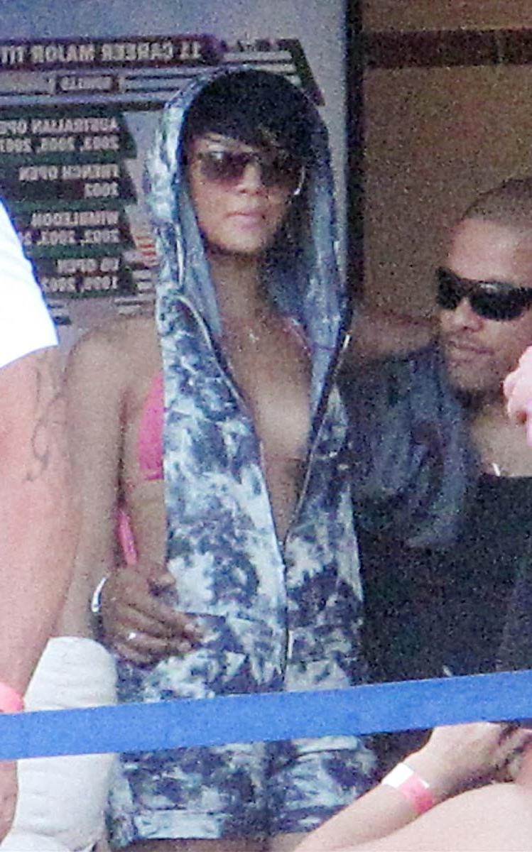 16P Rihanna cover her nude ebony tits with plaster