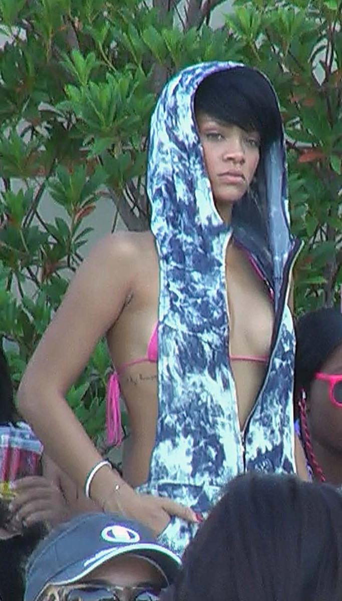 16P Rihanna cover her nude ebony tits with plaster