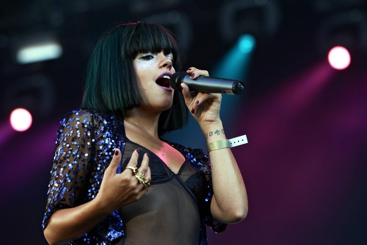 15P Lily Allen nude perky topless on the beach
