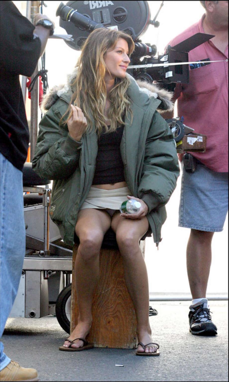 10P Gisele Bundchen upskirt on film set paparazzi pictures and showing her nice big 