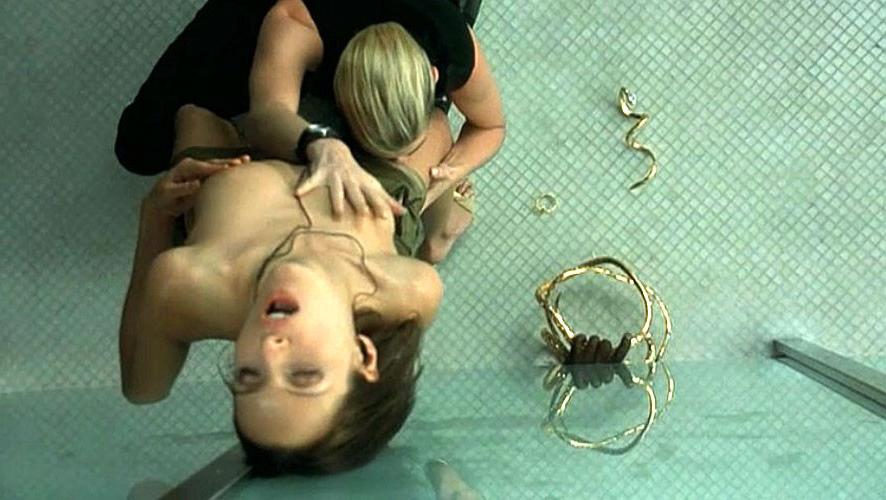 10P Rebecca Romjin looking very sexy in some lesbian sex scene movie caps