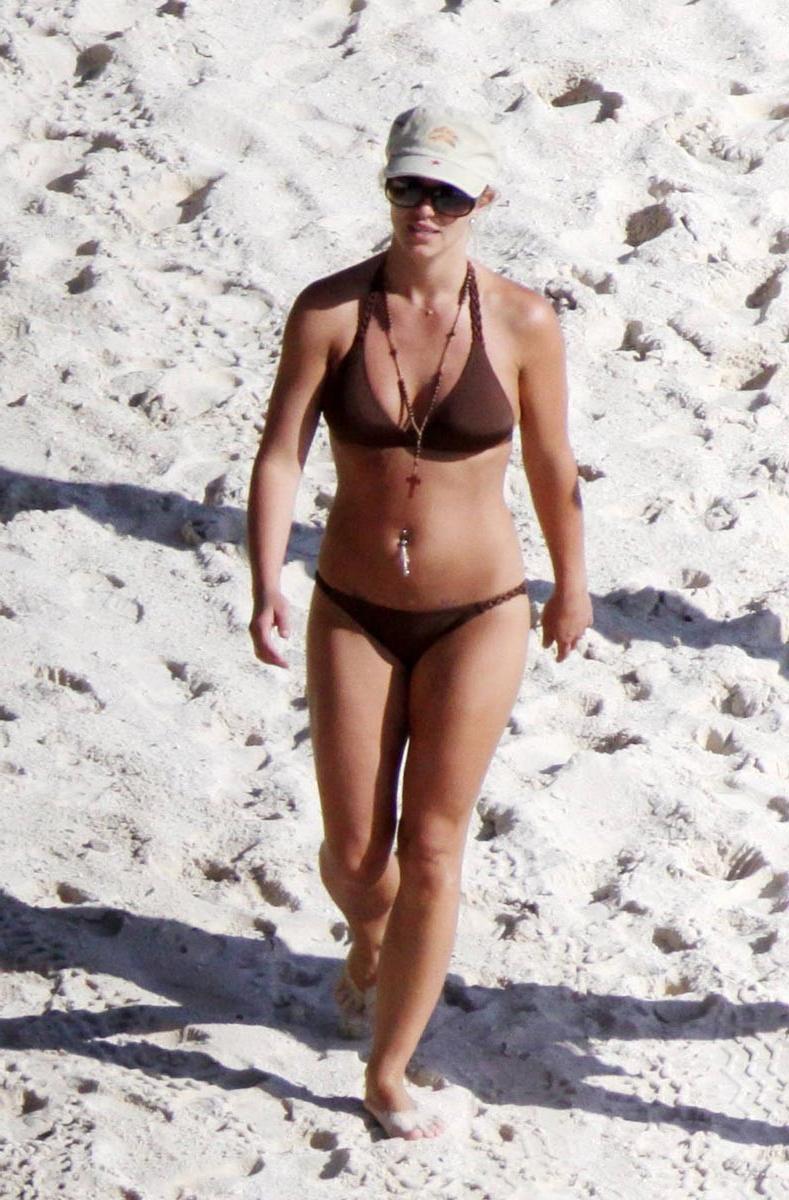 15P Britney Spears accidentally upskirt ass and pussy