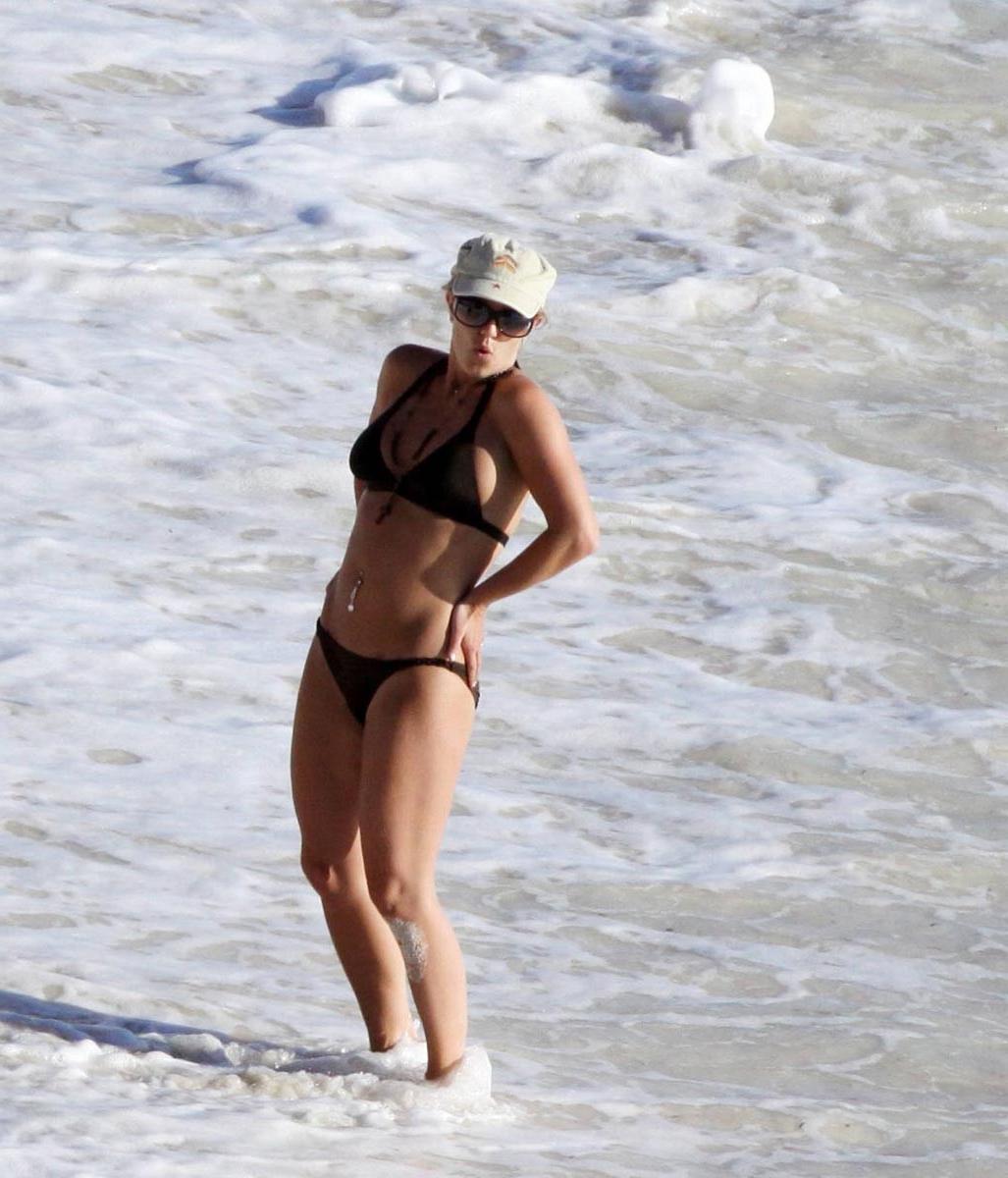 15P Britney Spears accidentally upskirt ass and pussy