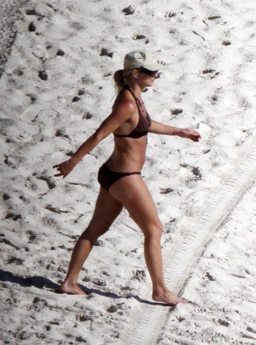 15P Britney Spears accidentally upskirt ass and pussy