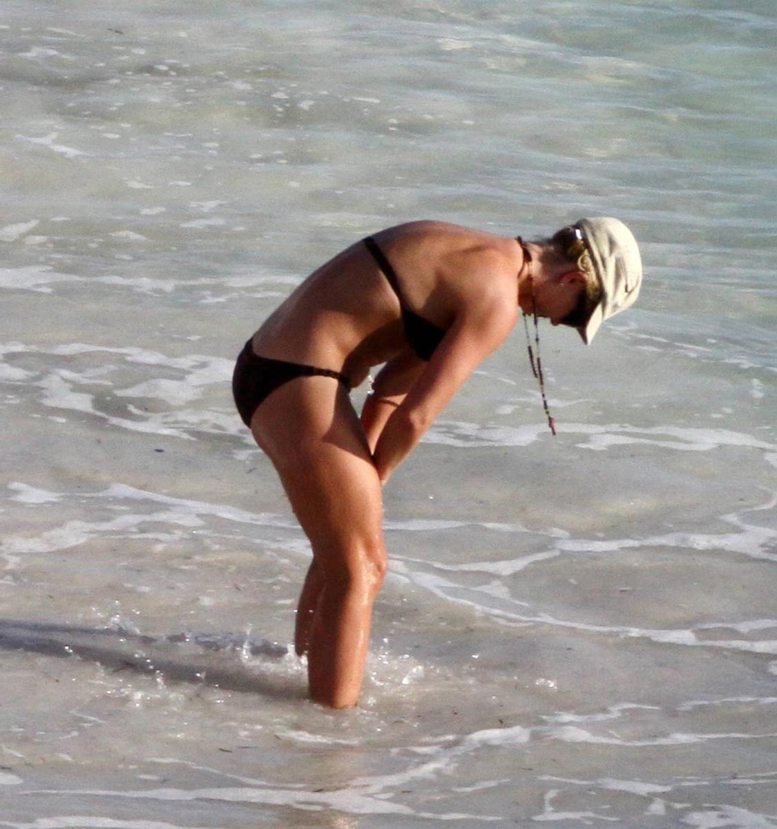 15P Britney Spears accidentally upskirt ass and pussy