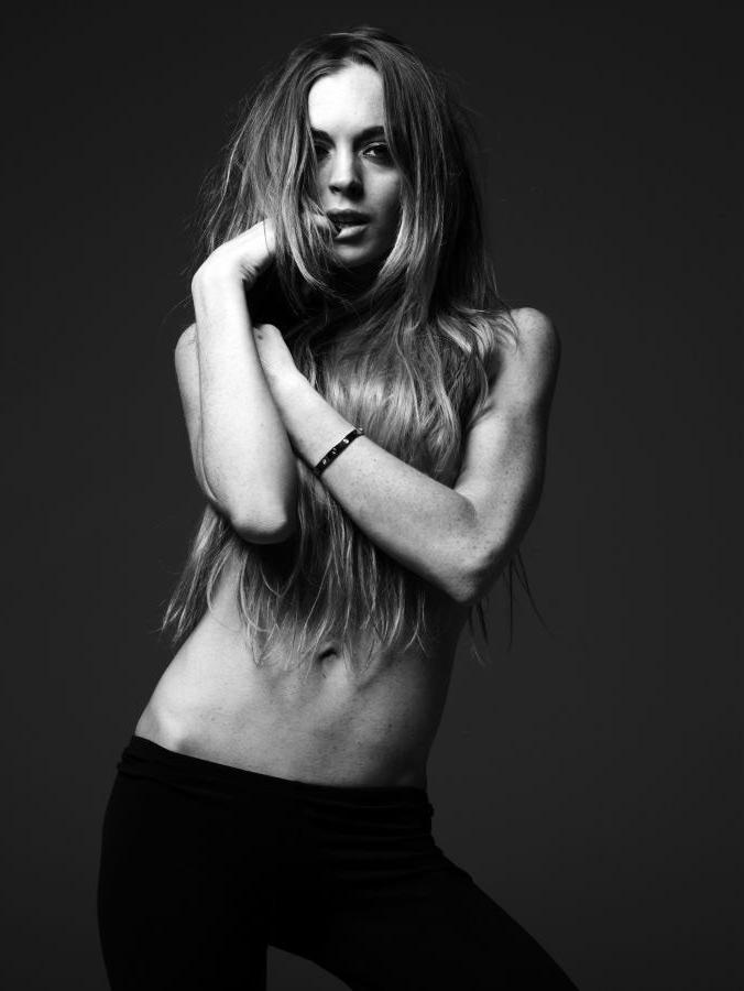 15P Lindsay Lohan cover her nude boobs with her hair
