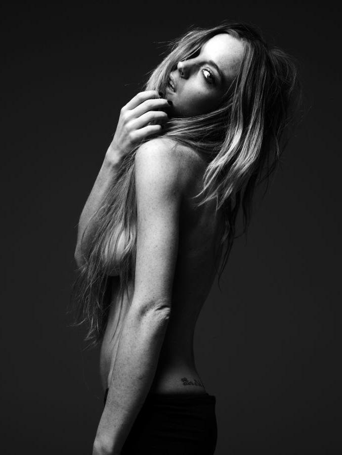 15P Lindsay Lohan cover her nude boobs with her hair