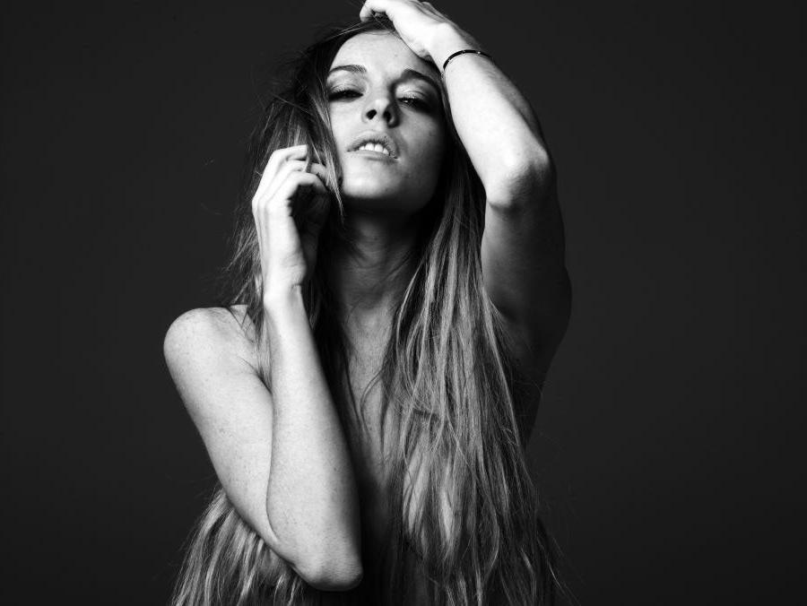 15P Lindsay Lohan cover her nude boobs with her hair