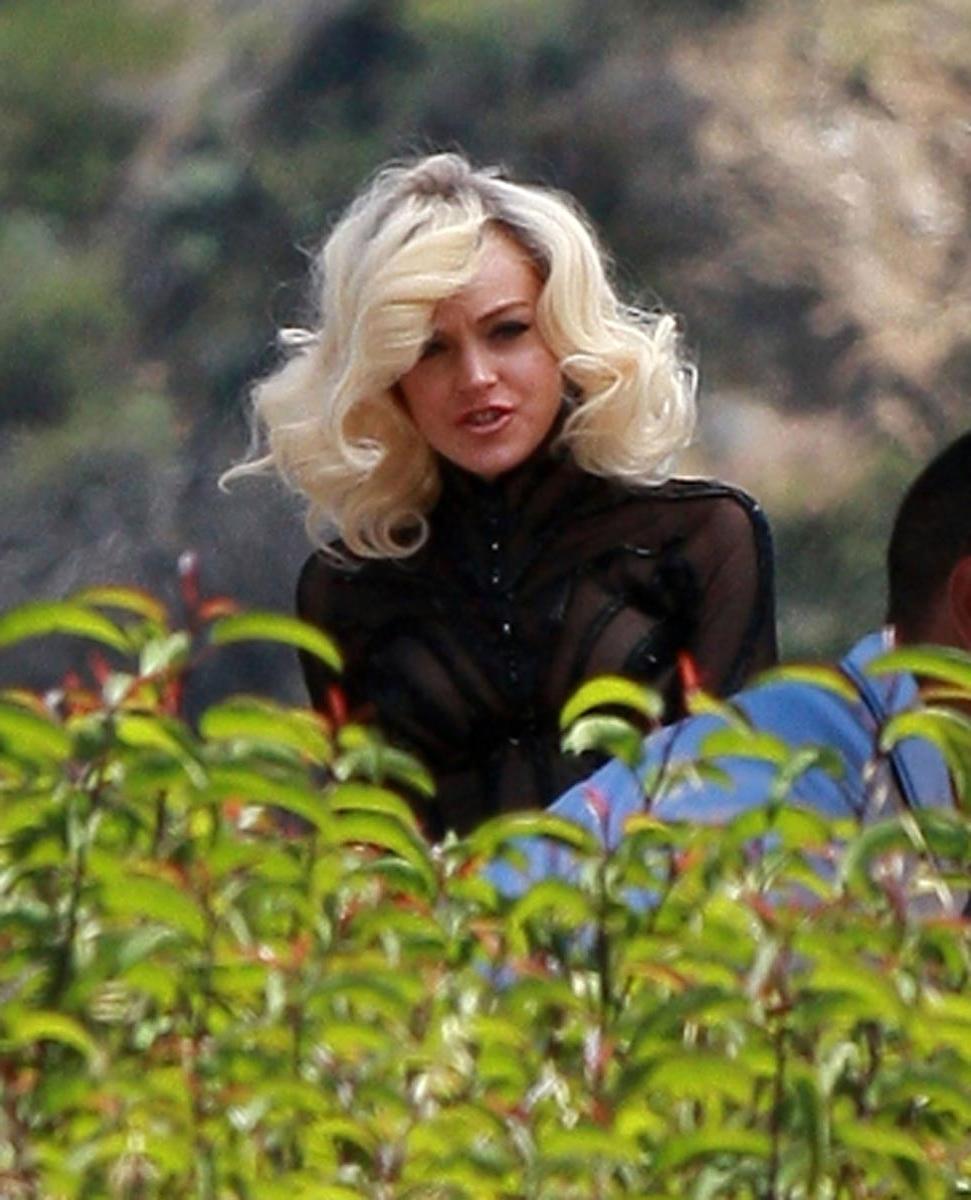 15P Lindsay Lohan cover her nude boobs with her hair