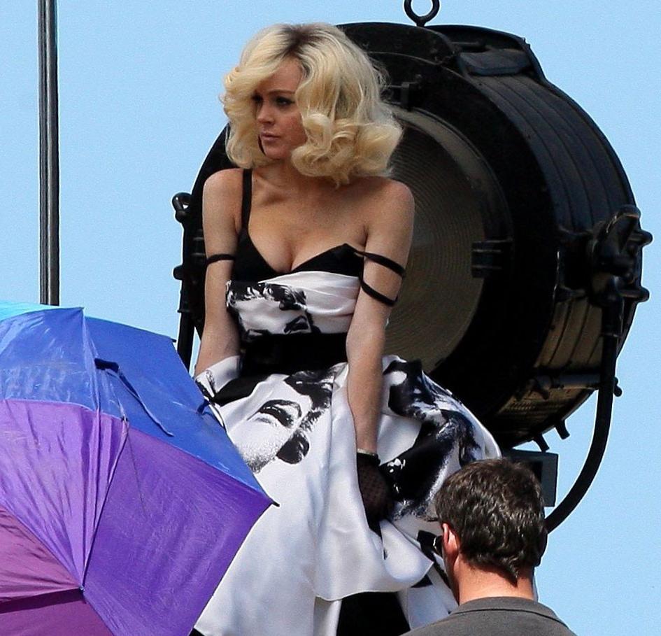 15P Lindsay Lohan cover her nude boobs with her hair