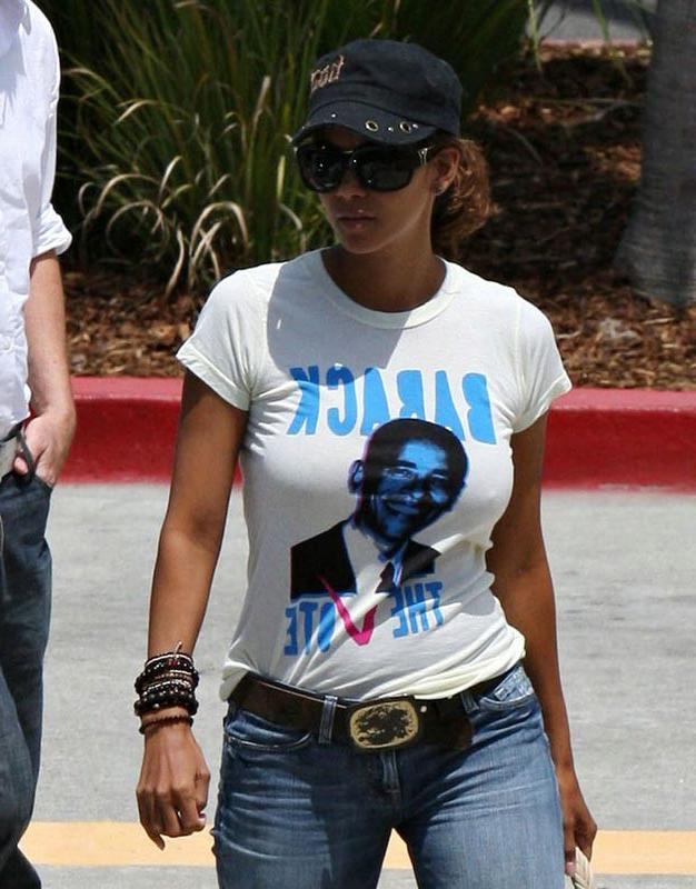 15P Halle Berry showing her perfect nude breasts