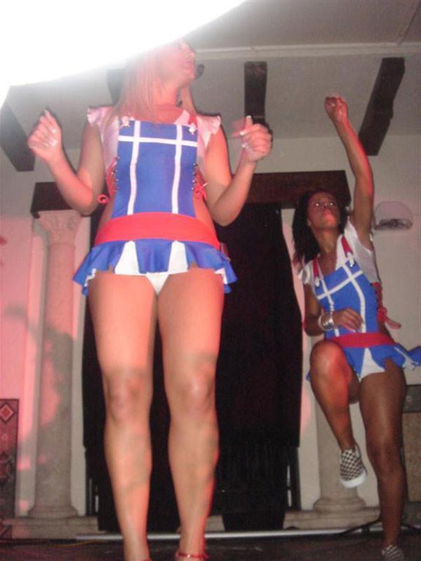 15P Brooke Hogan upskirt of her ass and white panties