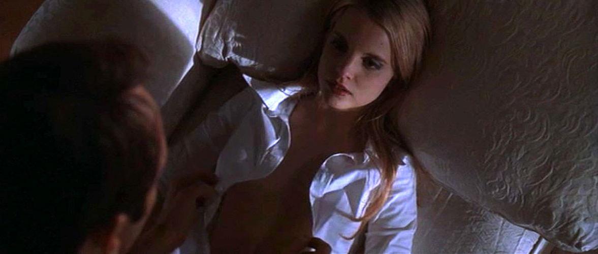 16P Mena Suvari showing her nice big tits in nude movie caps